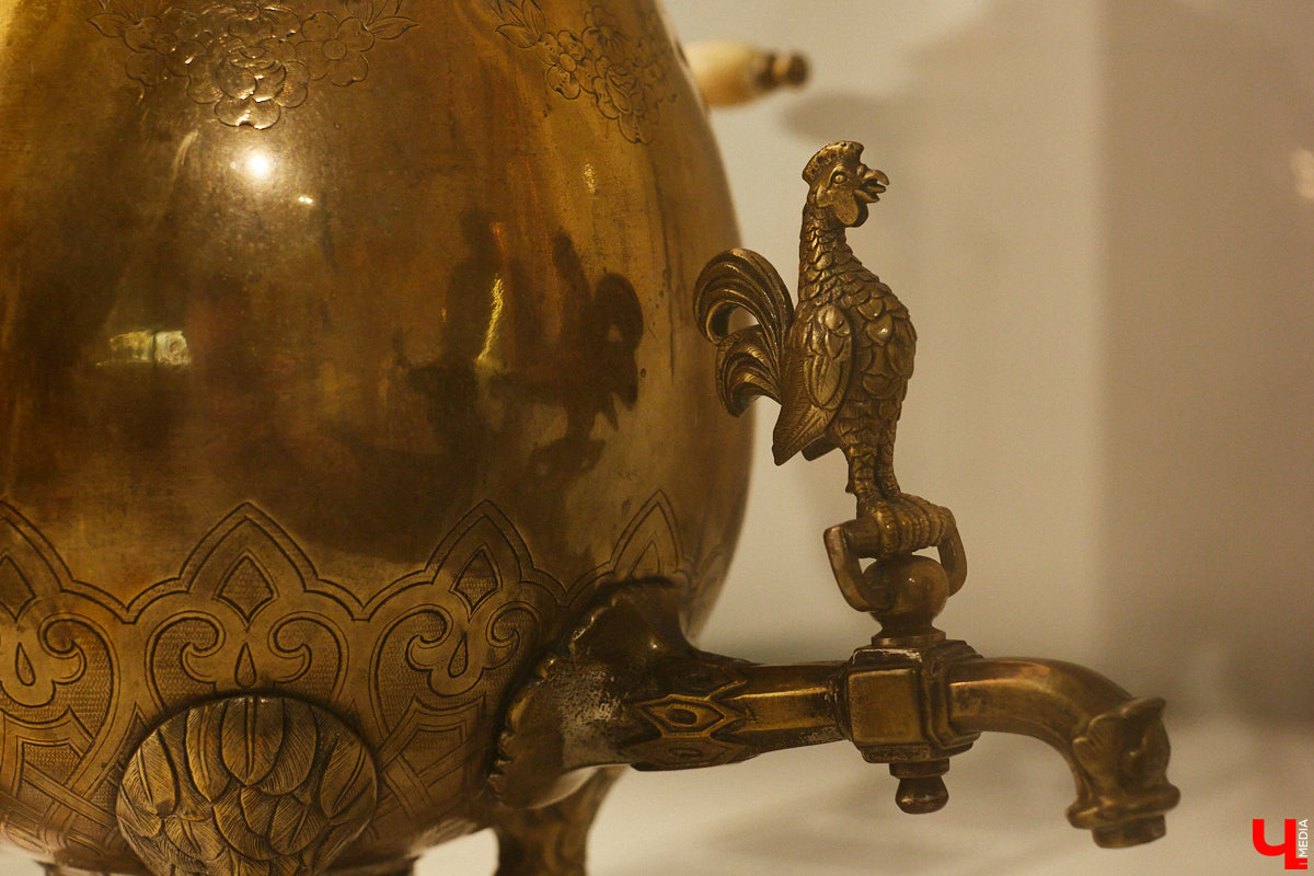 Более ста самоваров: от самых простых и привычных до настоящих произведений искусства. Узнать историю металлических приборов для кипячения воды можно в Суздале. На территории кремля работает выставка «Русская чайная машина». «Ключ-Медиа» прогулялся по экспозиции.