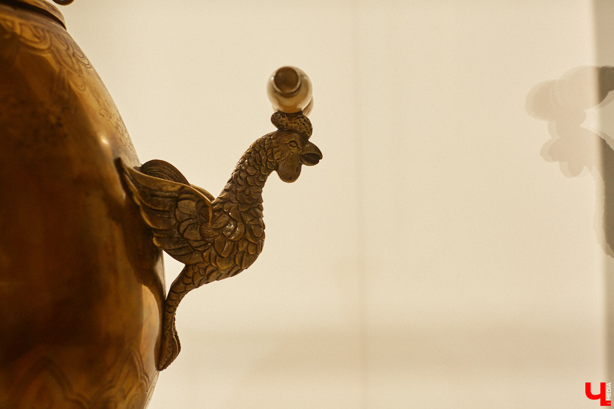 Более ста самоваров: от самых простых и привычных до настоящих произведений искусства. Узнать историю металлических приборов для кипячения воды можно в Суздале. На территории кремля работает выставка «Русская чайная машина». «Ключ-Медиа» прогулялся по экспозиции.