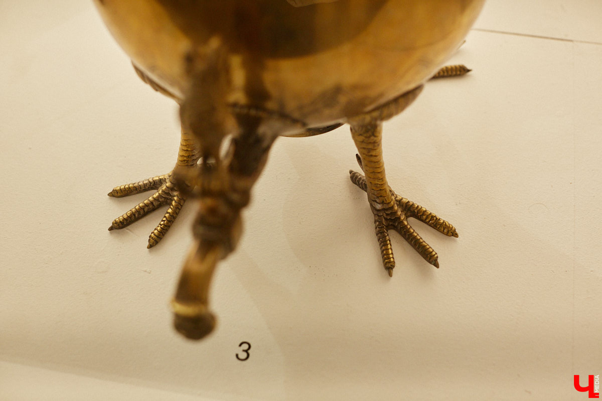 Более ста самоваров: от самых простых и привычных до настоящих произведений искусства. Узнать историю металлических приборов для кипячения воды можно в Суздале. На территории кремля работает выставка «Русская чайная машина». «Ключ-Медиа» прогулялся по экспозиции.