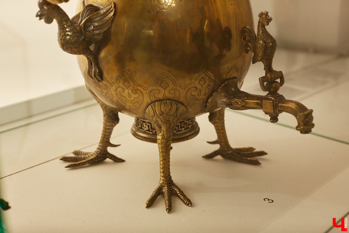 Более ста самоваров: от самых простых и привычных до настоящих произведений искусства. Узнать историю металлических приборов для кипячения воды можно в Суздале. На территории кремля работает выставка «Русская чайная машина». «Ключ-Медиа» прогулялся по экспозиции.