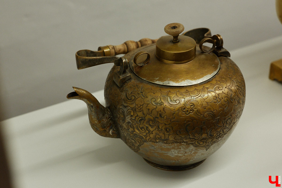 Более ста самоваров: от самых простых и привычных до настоящих произведений искусства. Узнать историю металлических приборов для кипячения воды можно в Суздале. На территории кремля работает выставка «Русская чайная машина». «Ключ-Медиа» прогулялся по экспозиции.