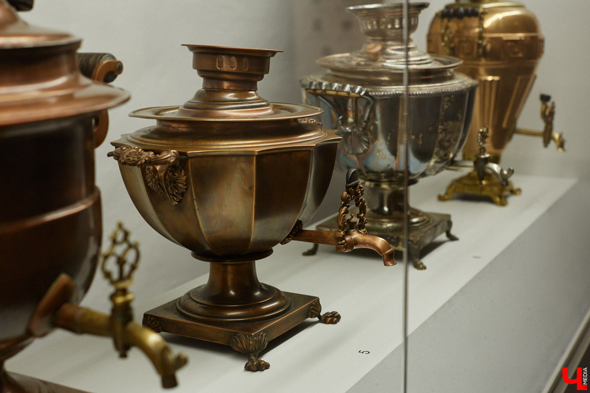 Более ста самоваров: от самых простых и привычных до настоящих произведений искусства. Узнать историю металлических приборов для кипячения воды можно в Суздале. На территории кремля работает выставка «Русская чайная машина». «Ключ-Медиа» прогулялся по экспозиции.