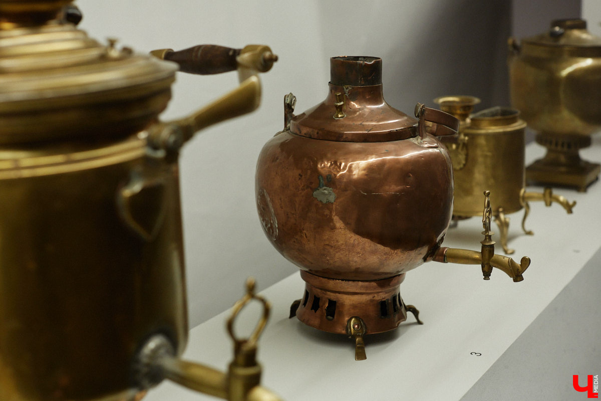 Более ста самоваров: от самых простых и привычных до настоящих произведений искусства. Узнать историю металлических приборов для кипячения воды можно в Суздале. На территории кремля работает выставка «Русская чайная машина». «Ключ-Медиа» прогулялся по экспозиции.