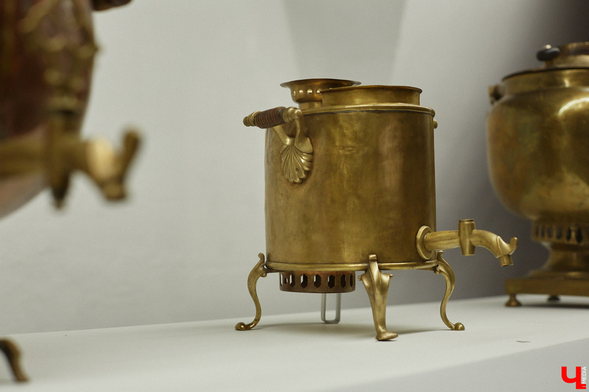 Более ста самоваров: от самых простых и привычных до настоящих произведений искусства. Узнать историю металлических приборов для кипячения воды можно в Суздале. На территории кремля работает выставка «Русская чайная машина». «Ключ-Медиа» прогулялся по экспозиции.