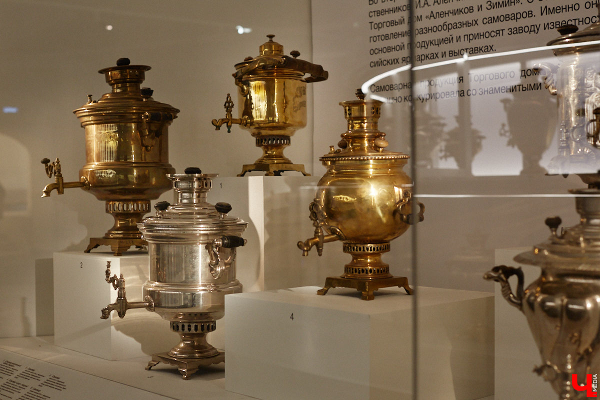 Более ста самоваров: от самых простых и привычных до настоящих произведений искусства. Узнать историю металлических приборов для кипячения воды можно в Суздале. На территории кремля работает выставка «Русская чайная машина». «Ключ-Медиа» прогулялся по экспозиции.