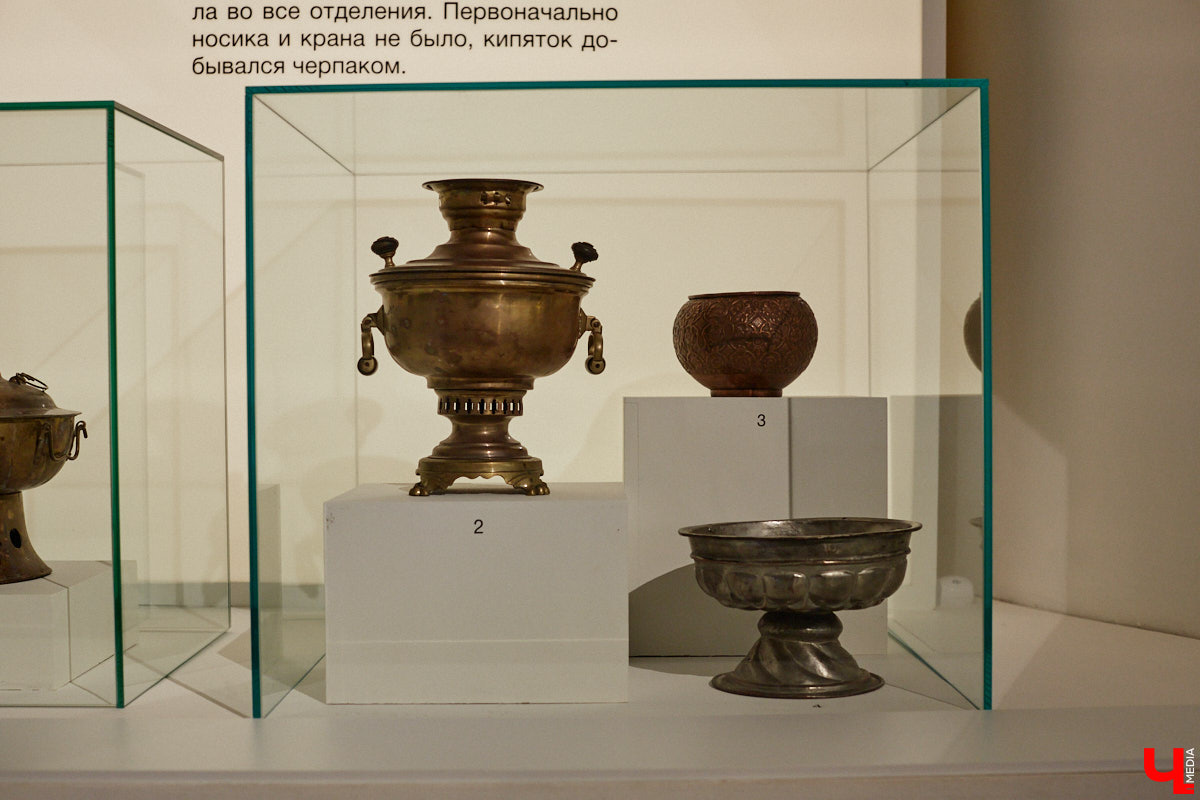 Более ста самоваров: от самых простых и привычных до настоящих произведений искусства. Узнать историю металлических приборов для кипячения воды можно в Суздале. На территории кремля работает выставка «Русская чайная машина». «Ключ-Медиа» прогулялся по экспозиции.