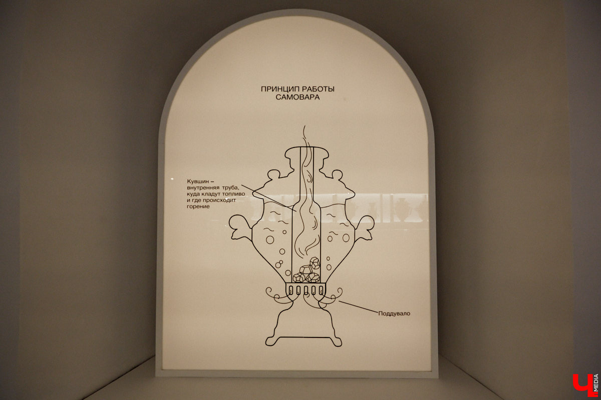 Более ста самоваров: от самых простых и привычных до настоящих произведений искусства. Узнать историю металлических приборов для кипячения воды можно в Суздале. На территории кремля работает выставка «Русская чайная машина». «Ключ-Медиа» прогулялся по экспозиции.
