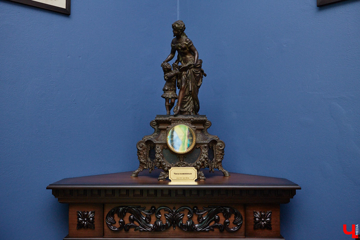 В «Старой аптеке» открылся демонстрационный зал с кабинетом провизора. А значит, у владимирцев и гостей города появился новый повод посетить экспозицию. Всё внимание на первого заведующего аптекой, Христофора Калкау. Манекен за столом – точная копия бронзовой фигуры на входе