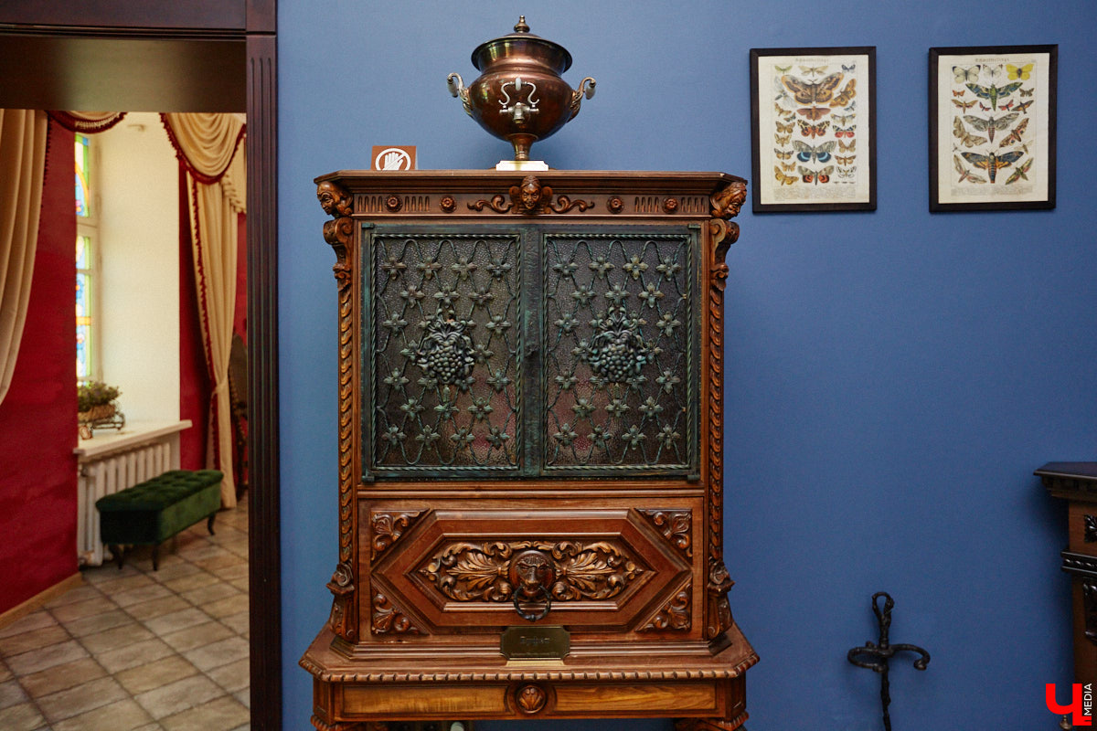 В «Старой аптеке» открылся демонстрационный зал с кабинетом провизора. А значит, у владимирцев и гостей города появился новый повод посетить экспозицию. Всё внимание на первого заведующего аптекой, Христофора Калкау. Манекен за столом – точная копия бронзовой фигуры на входе