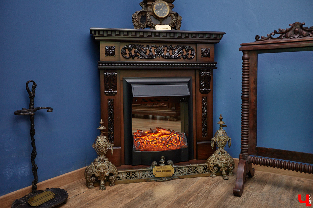 В «Старой аптеке» открылся демонстрационный зал с кабинетом провизора. А значит, у владимирцев и гостей города появился новый повод посетить экспозицию. Всё внимание на первого заведующего аптекой, Христофора Калкау. Манекен за столом – точная копия бронзовой фигуры на входе