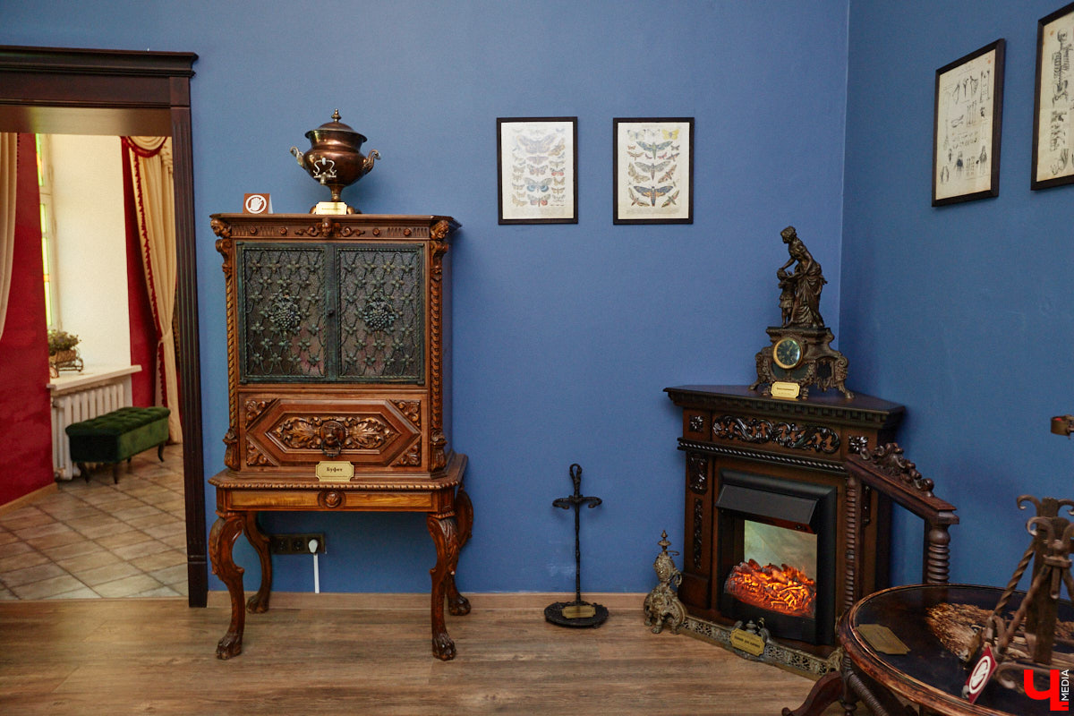 В «Старой аптеке» открылся демонстрационный зал с кабинетом провизора. А значит, у владимирцев и гостей города появился новый повод посетить экспозицию. Всё внимание на первого заведующего аптекой, Христофора Калкау. Манекен за столом – точная копия бронзовой фигуры на входе