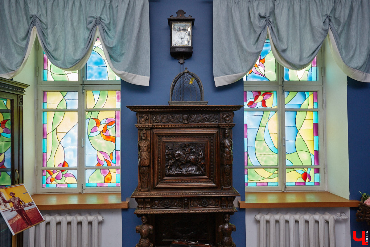 В «Старой аптеке» открылся демонстрационный зал с кабинетом провизора. А значит, у владимирцев и гостей города появился новый повод посетить экспозицию. Всё внимание на первого заведующего аптекой, Христофора Калкау. Манекен за столом – точная копия бронзовой фигуры на входе