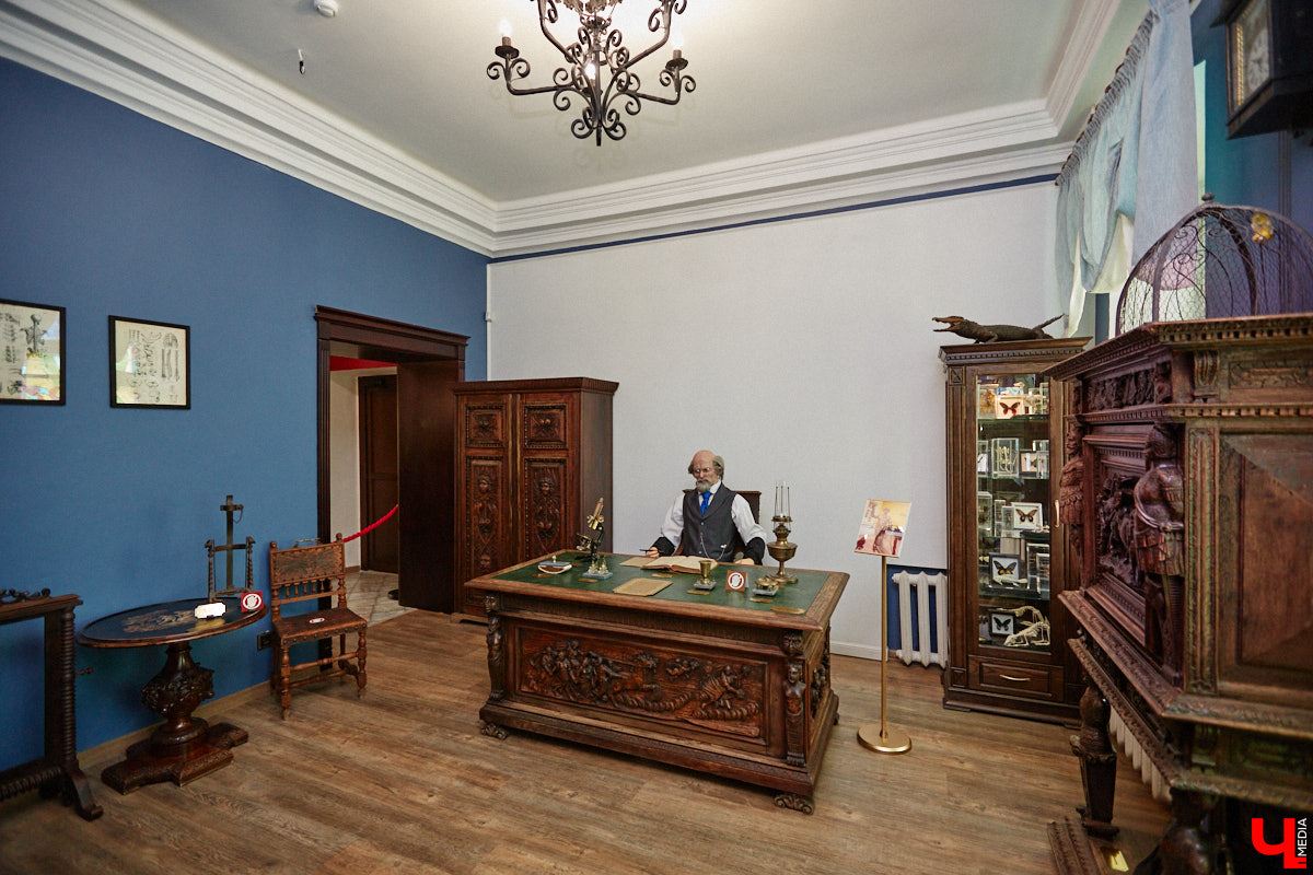 В «Старой аптеке» открылся демонстрационный зал с кабинетом провизора. А значит, у владимирцев и гостей города появился новый повод посетить экспозицию. Всё внимание на первого заведующего аптекой, Христофора Калкау. Манекен за столом – точная копия бронзовой фигуры на входе