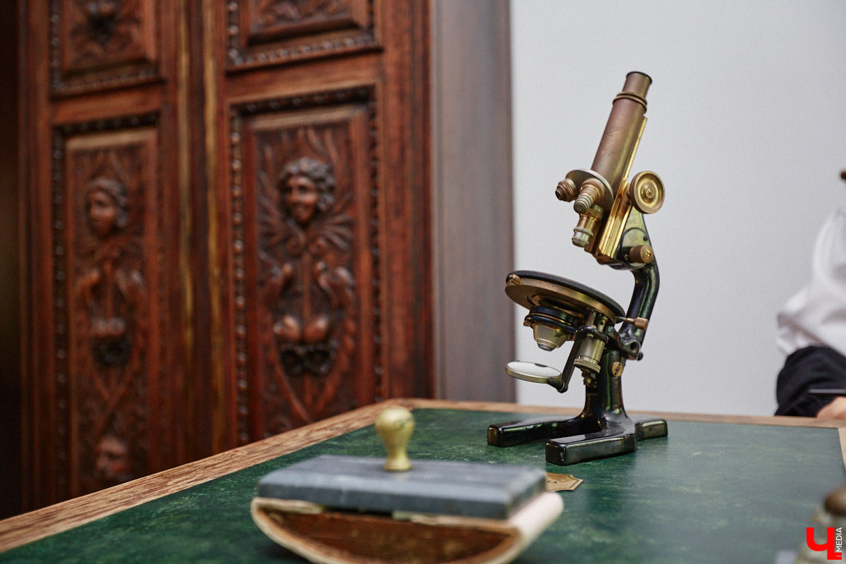 В «Старой аптеке» открылся демонстрационный зал с кабинетом провизора. А значит, у владимирцев и гостей города появился новый повод посетить экспозицию. Всё внимание на первого заведующего аптекой, Христофора Калкау. Манекен за столом – точная копия бронзовой фигуры на входе