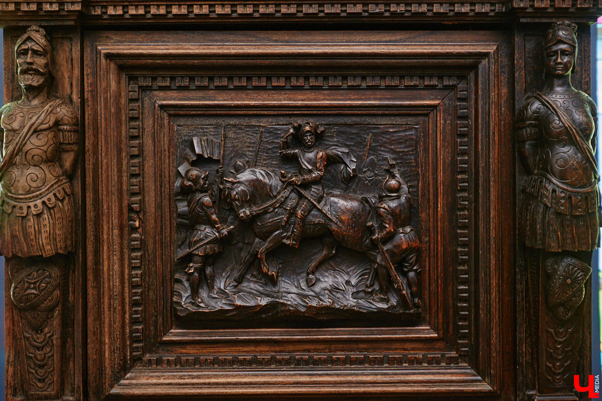 В «Старой аптеке» открылся демонстрационный зал с кабинетом провизора. А значит, у владимирцев и гостей города появился новый повод посетить экспозицию. Всё внимание на первого заведующего аптекой, Христофора Калкау. Манекен за столом – точная копия бронзовой фигуры на входе