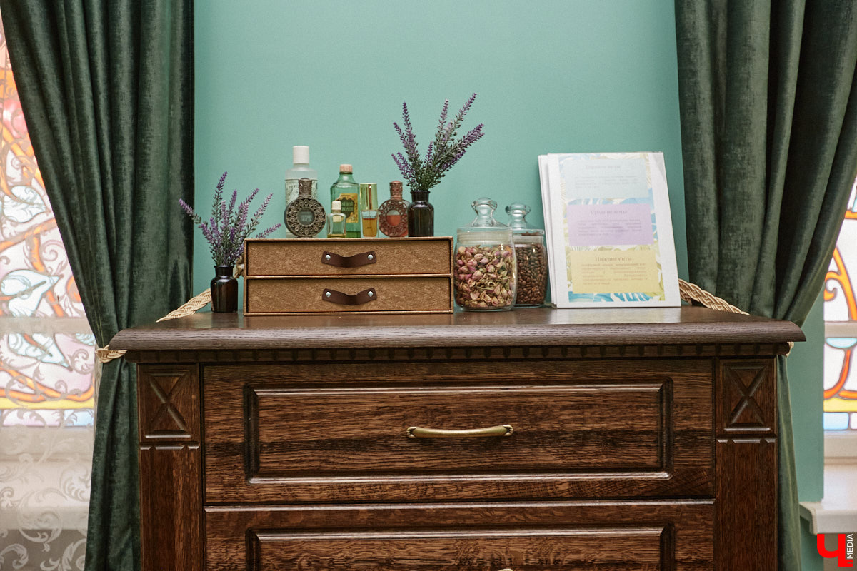 В «Старой аптеке» открылся демонстрационный зал с кабинетом провизора. А значит, у владимирцев и гостей города появился новый повод посетить экспозицию. Всё внимание на первого заведующего аптекой, Христофора Калкау. Манекен за столом – точная копия бронзовой фигуры на входе