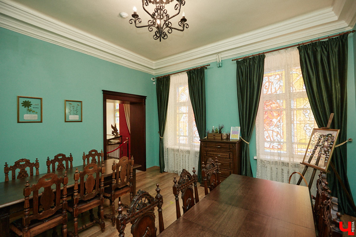 В «Старой аптеке» открылся демонстрационный зал с кабинетом провизора. А значит, у владимирцев и гостей города появился новый повод посетить экспозицию. Всё внимание на первого заведующего аптекой, Христофора Калкау. Манекен за столом – точная копия бронзовой фигуры на входе