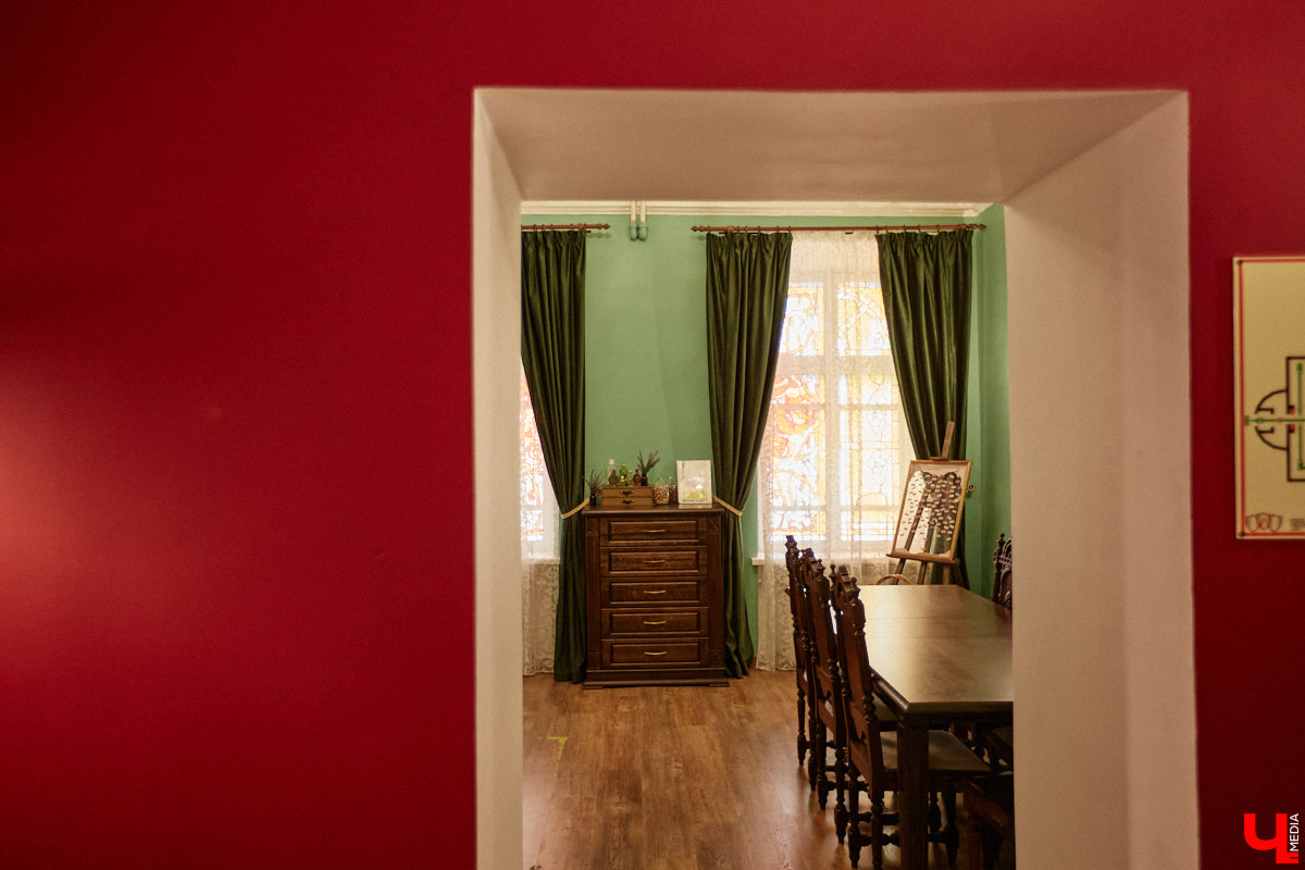 В «Старой аптеке» открылся демонстрационный зал с кабинетом провизора. А значит, у владимирцев и гостей города появился новый повод посетить экспозицию. Всё внимание на первого заведующего аптекой, Христофора Калкау. Манекен за столом – точная копия бронзовой фигуры на входе