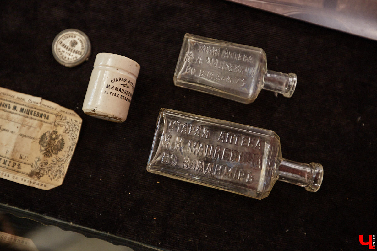 В «Старой аптеке» открылся демонстрационный зал с кабинетом провизора. А значит, у владимирцев и гостей города появился новый повод посетить экспозицию. Всё внимание на первого заведующего аптекой, Христофора Калкау. Манекен за столом – точная копия бронзовой фигуры на входе