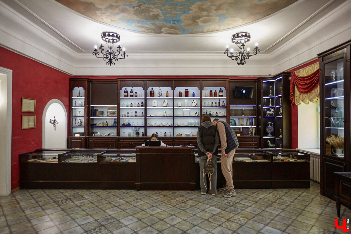 В «Старой аптеке» открылся демонстрационный зал с кабинетом провизора. А значит, у владимирцев и гостей города появился новый повод посетить экспозицию. Всё внимание на первого заведующего аптекой, Христофора Калкау. Манекен за столом – точная копия бронзовой фигуры на входе