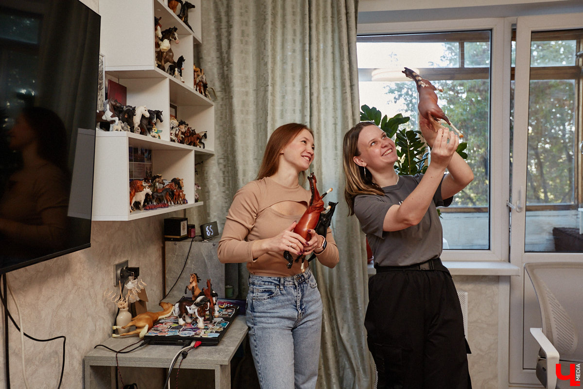 Любовь с первого взгляда. Именно это можно считать причиной появления коллекционных мини-лошадок на полках у Анастасии Лещинской. Собрание продолжает пополняться и сегодня, спустя 14 лет с момента приобретения первой фигурки. О самых редких и любимых статуэтках девушка рассказала «Ключ-Медиа»