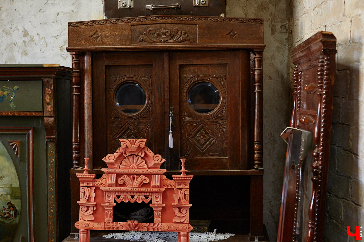 Маргарита Зинова возвращает к жизни старинные вещи. Это касается как мебели, так и элементов интерьера. Чудеса реставрации происходят в ее мастерской. «Ключ-Медиа» открыл для себя эту сокровищницу в 2023 году, и с тех пор там многое изменилось. Коллекция пополнилась новыми интересными раритетами, а еще их стало больше