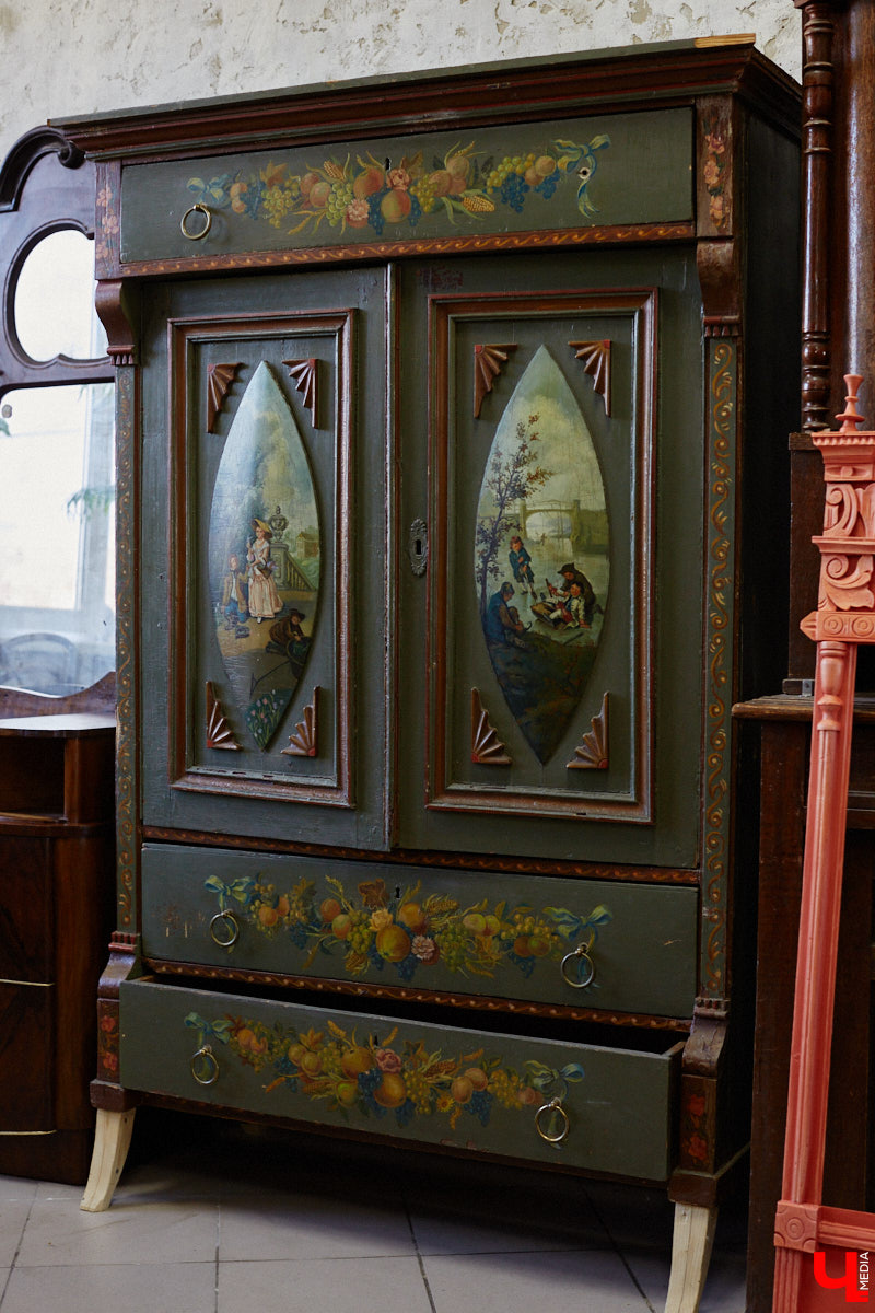 Маргарита Зинова возвращает к жизни старинные вещи. Это касается как мебели, так и элементов интерьера. Чудеса реставрации происходят в ее мастерской. «Ключ-Медиа» открыл для себя эту сокровищницу в 2023 году, и с тех пор там многое изменилось. Коллекция пополнилась новыми интересными раритетами, а еще их стало больше