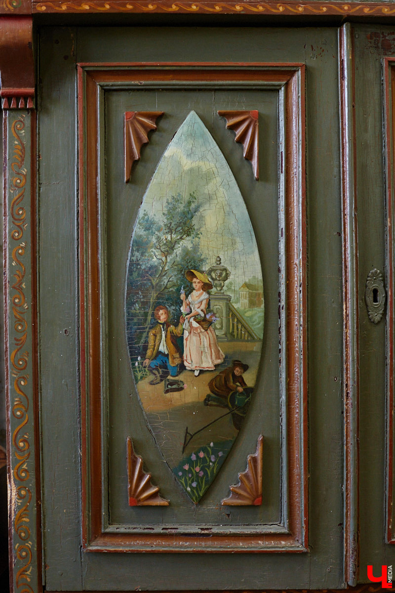 Маргарита Зинова возвращает к жизни старинные вещи. Это касается как мебели, так и элементов интерьера. Чудеса реставрации происходят в ее мастерской. «Ключ-Медиа» открыл для себя эту сокровищницу в 2023 году, и с тех пор там многое изменилось. Коллекция пополнилась новыми интересными раритетами, а еще их стало больше