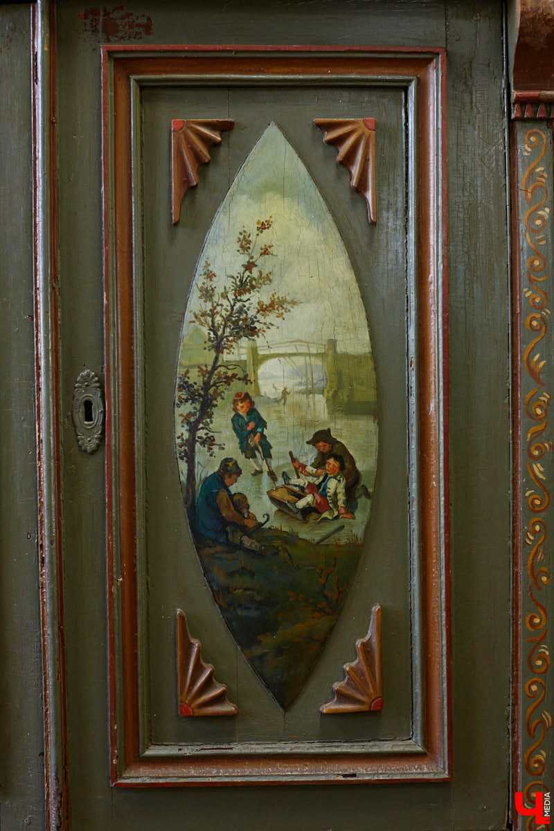 Маргарита Зинова возвращает к жизни старинные вещи. Это касается как мебели, так и элементов интерьера. Чудеса реставрации происходят в ее мастерской. «Ключ-Медиа» открыл для себя эту сокровищницу в 2023 году, и с тех пор там многое изменилось. Коллекция пополнилась новыми интересными раритетами, а еще их стало больше