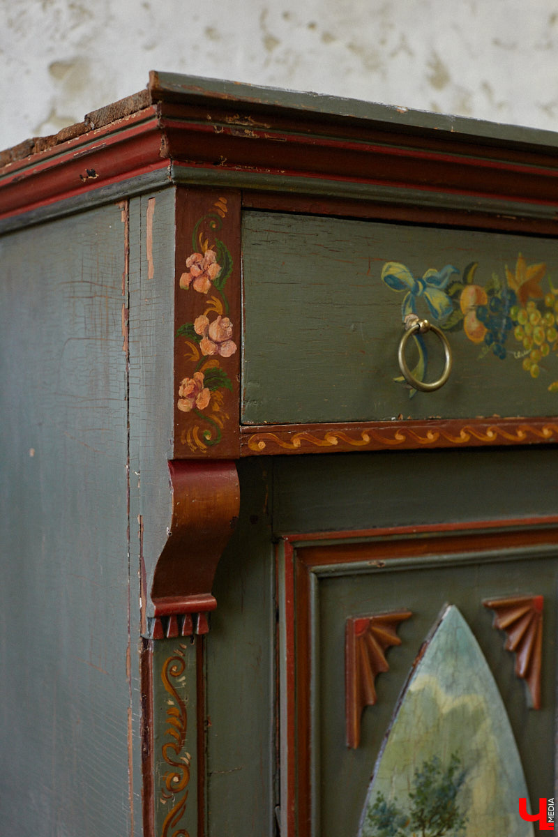 Маргарита Зинова возвращает к жизни старинные вещи. Это касается как мебели, так и элементов интерьера. Чудеса реставрации происходят в ее мастерской. «Ключ-Медиа» открыл для себя эту сокровищницу в 2023 году, и с тех пор там многое изменилось. Коллекция пополнилась новыми интересными раритетами, а еще их стало больше