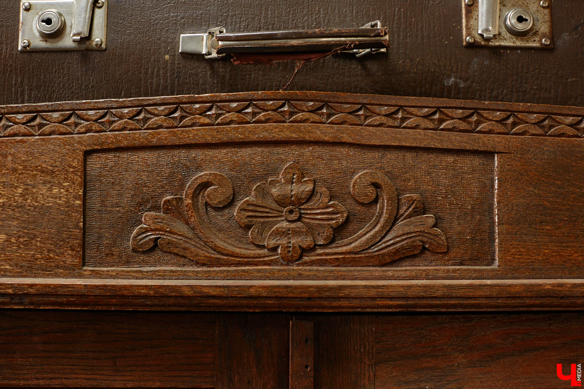 Маргарита Зинова возвращает к жизни старинные вещи. Это касается как мебели, так и элементов интерьера. Чудеса реставрации происходят в ее мастерской. «Ключ-Медиа» открыл для себя эту сокровищницу в 2023 году, и с тех пор там многое изменилось. Коллекция пополнилась новыми интересными раритетами, а еще их стало больше