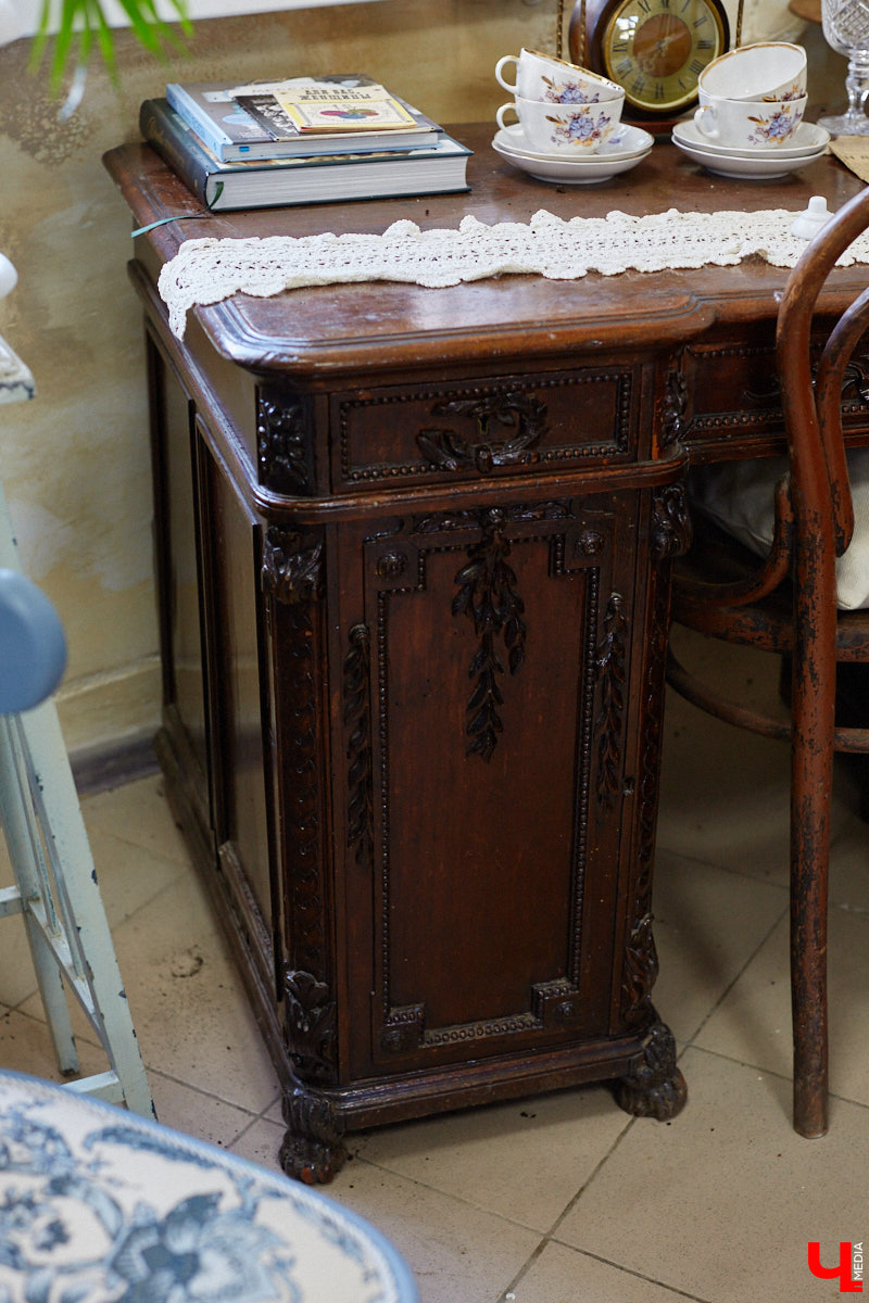 Маргарита Зинова возвращает к жизни старинные вещи. Это касается как мебели, так и элементов интерьера. Чудеса реставрации происходят в ее мастерской. «Ключ-Медиа» открыл для себя эту сокровищницу в 2023 году, и с тех пор там многое изменилось. Коллекция пополнилась новыми интересными раритетами, а еще их стало больше