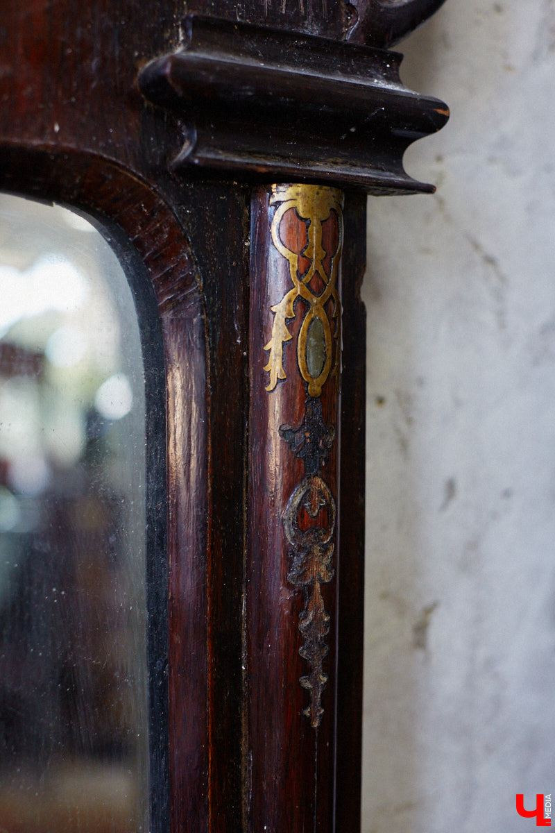 Маргарита Зинова возвращает к жизни старинные вещи. Это касается как мебели, так и элементов интерьера. Чудеса реставрации происходят в ее мастерской. «Ключ-Медиа» открыл для себя эту сокровищницу в 2023 году, и с тех пор там многое изменилось. Коллекция пополнилась новыми интересными раритетами, а еще их стало больше