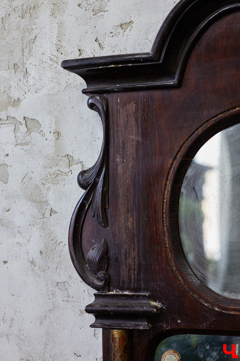 Маргарита Зинова возвращает к жизни старинные вещи. Это касается как мебели, так и элементов интерьера. Чудеса реставрации происходят в ее мастерской. «Ключ-Медиа» открыл для себя эту сокровищницу в 2023 году, и с тех пор там многое изменилось. Коллекция пополнилась новыми интересными раритетами, а еще их стало больше