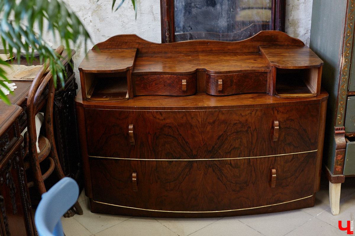 Маргарита Зинова возвращает к жизни старинные вещи. Это касается как мебели, так и элементов интерьера. Чудеса реставрации происходят в ее мастерской. «Ключ-Медиа» открыл для себя эту сокровищницу в 2023 году, и с тех пор там многое изменилось. Коллекция пополнилась новыми интересными раритетами, а еще их стало больше