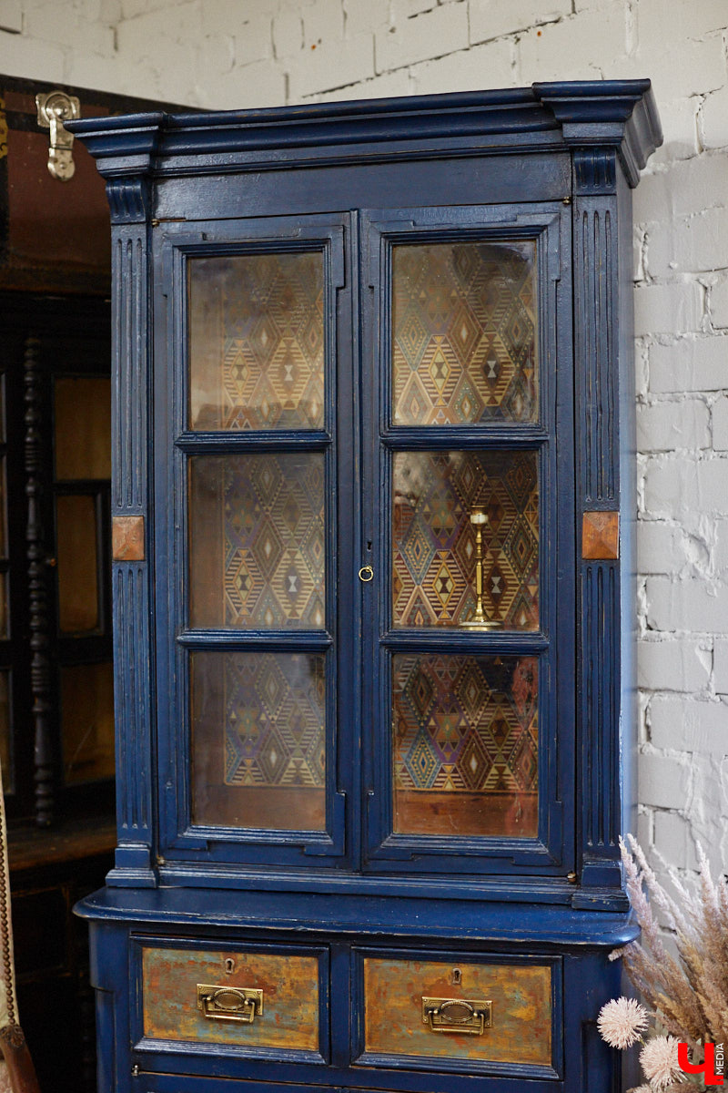 Маргарита Зинова возвращает к жизни старинные вещи. Это касается как мебели, так и элементов интерьера. Чудеса реставрации происходят в ее мастерской. «Ключ-Медиа» открыл для себя эту сокровищницу в 2023 году, и с тех пор там многое изменилось. Коллекция пополнилась новыми интересными раритетами, а еще их стало больше