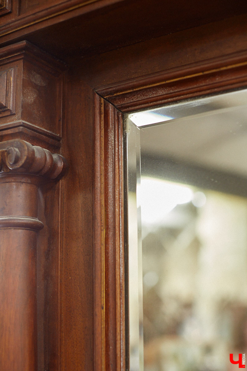 Маргарита Зинова возвращает к жизни старинные вещи. Это касается как мебели, так и элементов интерьера. Чудеса реставрации происходят в ее мастерской. «Ключ-Медиа» открыл для себя эту сокровищницу в 2023 году, и с тех пор там многое изменилось. Коллекция пополнилась новыми интересными раритетами, а еще их стало больше