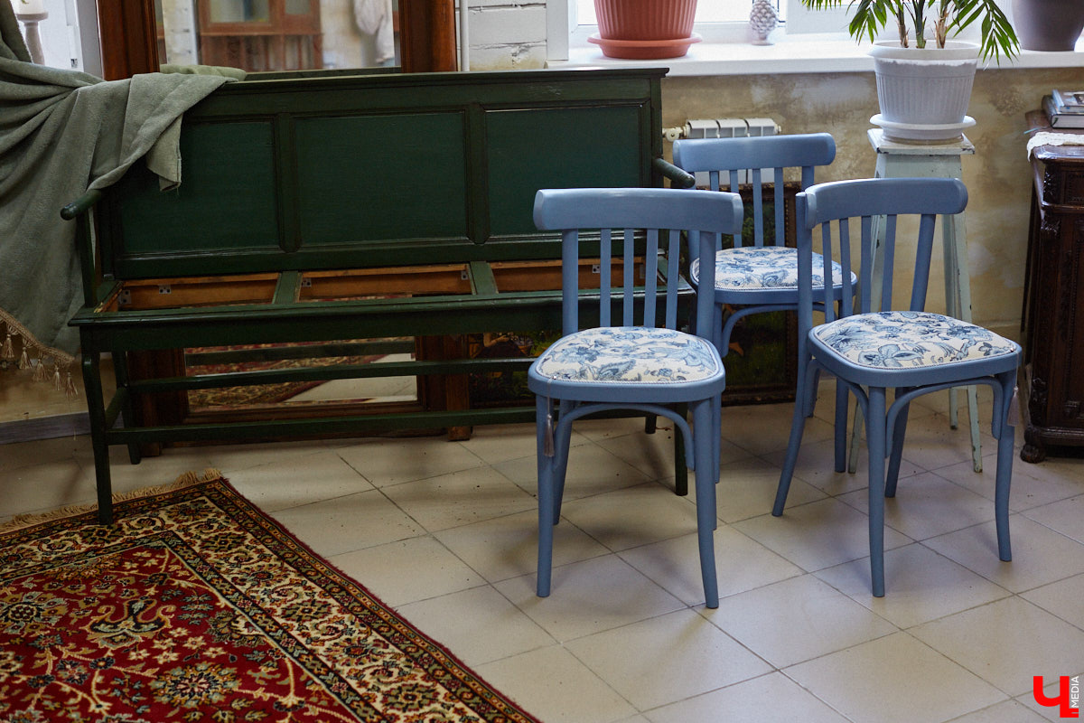 Маргарита Зинова возвращает к жизни старинные вещи. Это касается как мебели, так и элементов интерьера. Чудеса реставрации происходят в ее мастерской. «Ключ-Медиа» открыл для себя эту сокровищницу в 2023 году, и с тех пор там многое изменилось. Коллекция пополнилась новыми интересными раритетами, а еще их стало больше