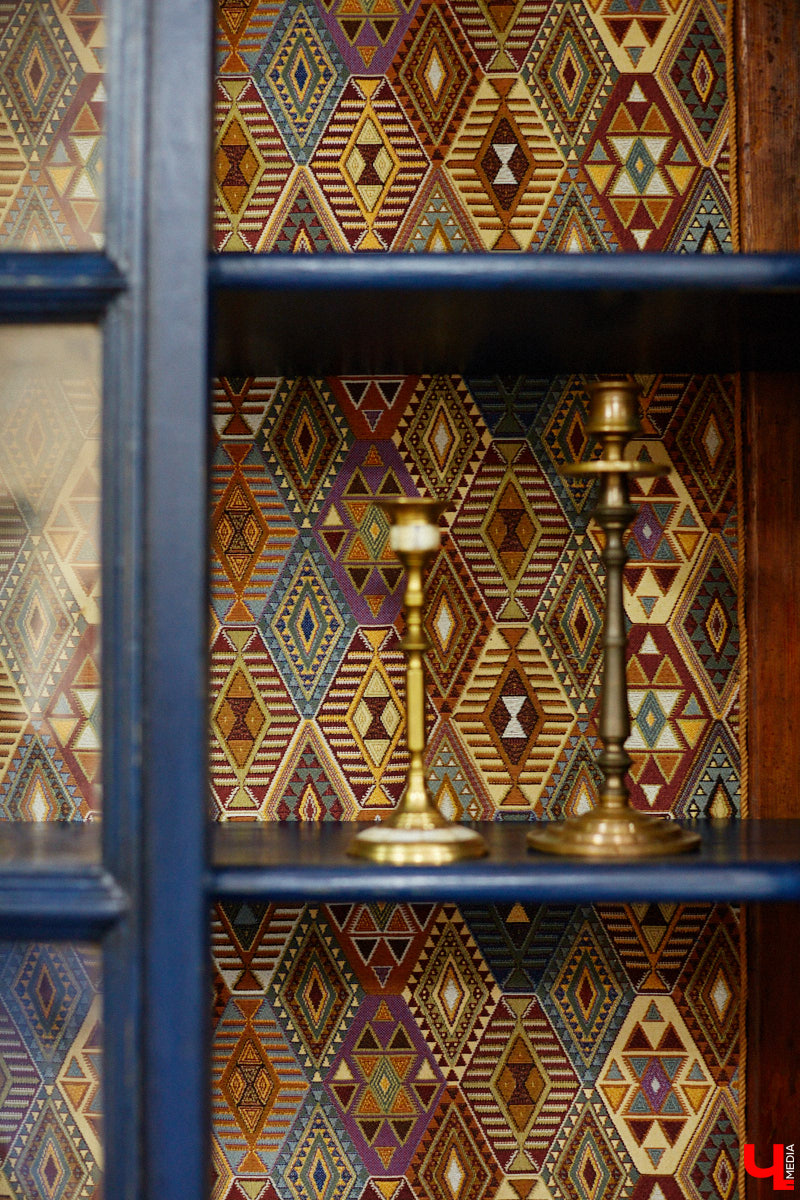 Маргарита Зинова возвращает к жизни старинные вещи. Это касается как мебели, так и элементов интерьера. Чудеса реставрации происходят в ее мастерской. «Ключ-Медиа» открыл для себя эту сокровищницу в 2023 году, и с тех пор там многое изменилось. Коллекция пополнилась новыми интересными раритетами, а еще их стало больше