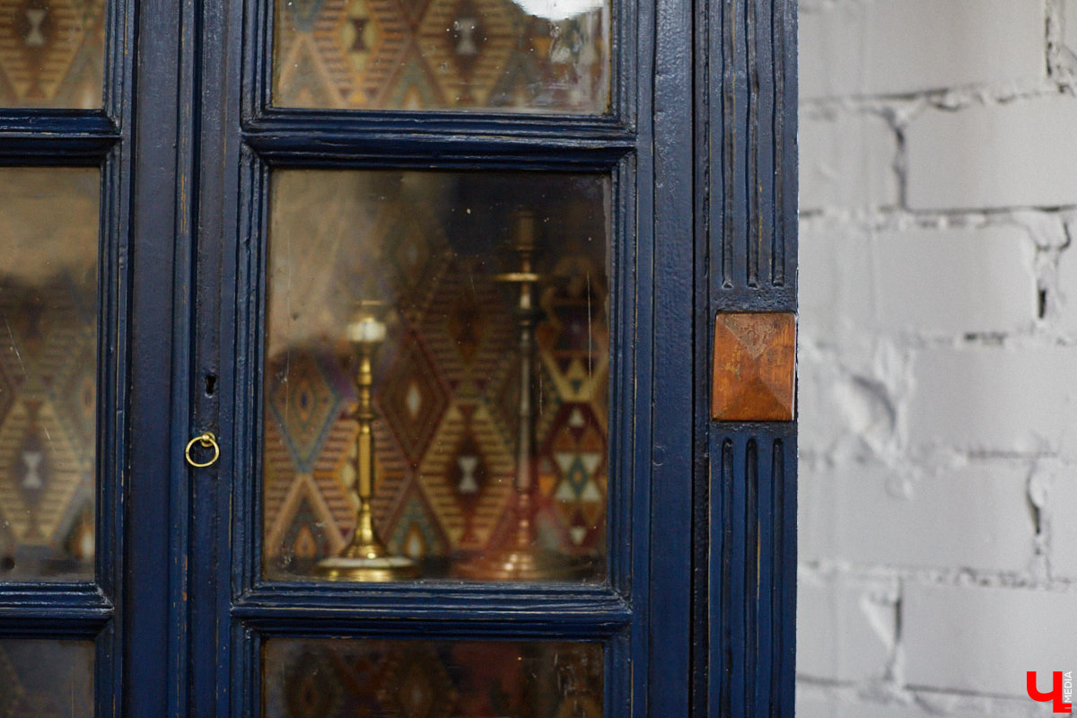 Маргарита Зинова возвращает к жизни старинные вещи. Это касается как мебели, так и элементов интерьера. Чудеса реставрации происходят в ее мастерской. «Ключ-Медиа» открыл для себя эту сокровищницу в 2023 году, и с тех пор там многое изменилось. Коллекция пополнилась новыми интересными раритетами, а еще их стало больше