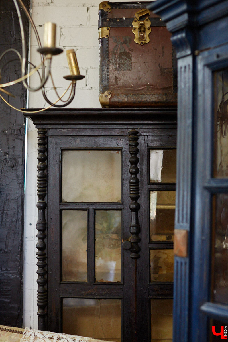 Маргарита Зинова возвращает к жизни старинные вещи. Это касается как мебели, так и элементов интерьера. Чудеса реставрации происходят в ее мастерской. «Ключ-Медиа» открыл для себя эту сокровищницу в 2023 году, и с тех пор там многое изменилось. Коллекция пополнилась новыми интересными раритетами, а еще их стало больше