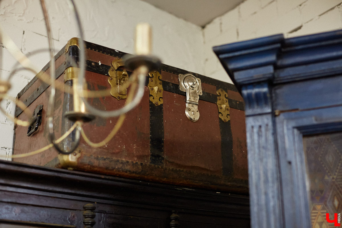 Маргарита Зинова возвращает к жизни старинные вещи. Это касается как мебели, так и элементов интерьера. Чудеса реставрации происходят в ее мастерской. «Ключ-Медиа» открыл для себя эту сокровищницу в 2023 году, и с тех пор там многое изменилось. Коллекция пополнилась новыми интересными раритетами, а еще их стало больше