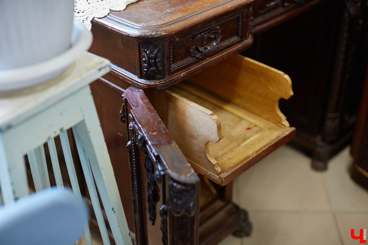 Маргарита Зинова возвращает к жизни старинные вещи. Это касается как мебели, так и элементов интерьера. Чудеса реставрации происходят в ее мастерской. «Ключ-Медиа» открыл для себя эту сокровищницу в 2023 году, и с тех пор там многое изменилось. Коллекция пополнилась новыми интересными раритетами, а еще их стало больше