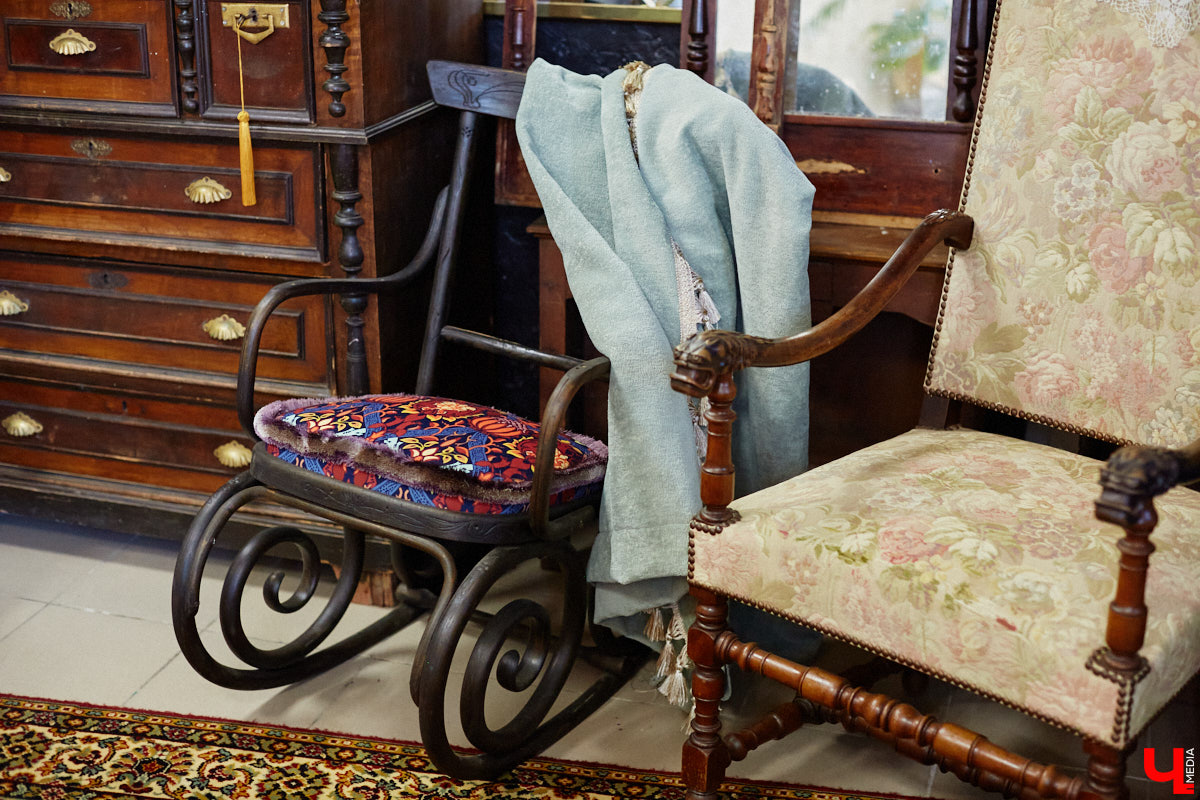 Маргарита Зинова возвращает к жизни старинные вещи. Это касается как мебели, так и элементов интерьера. Чудеса реставрации происходят в ее мастерской. «Ключ-Медиа» открыл для себя эту сокровищницу в 2023 году, и с тех пор там многое изменилось. Коллекция пополнилась новыми интересными раритетами, а еще их стало больше