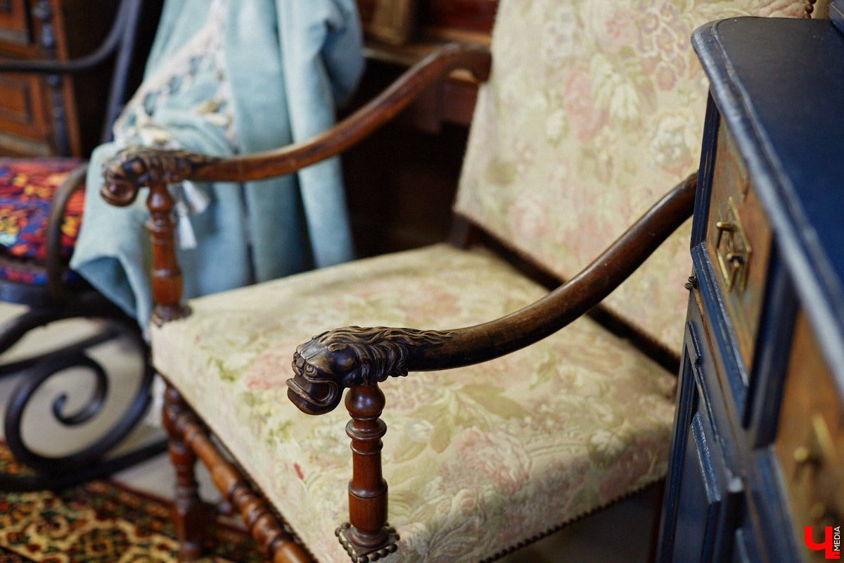 Маргарита Зинова возвращает к жизни старинные вещи. Это касается как мебели, так и элементов интерьера. Чудеса реставрации происходят в ее мастерской. «Ключ-Медиа» открыл для себя эту сокровищницу в 2023 году, и с тех пор там многое изменилось. Коллекция пополнилась новыми интересными раритетами, а еще их стало больше