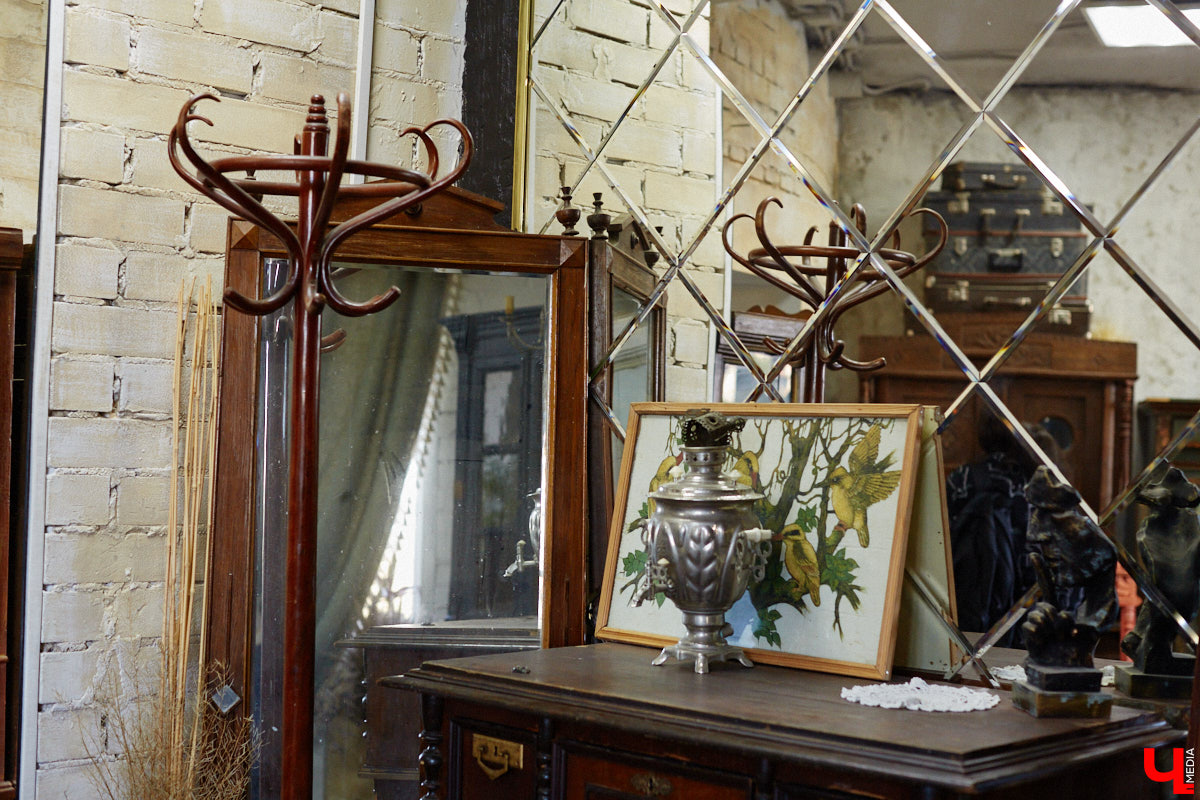 Маргарита Зинова возвращает к жизни старинные вещи. Это касается как мебели, так и элементов интерьера. Чудеса реставрации происходят в ее мастерской. «Ключ-Медиа» открыл для себя эту сокровищницу в 2023 году, и с тех пор там многое изменилось. Коллекция пополнилась новыми интересными раритетами, а еще их стало больше