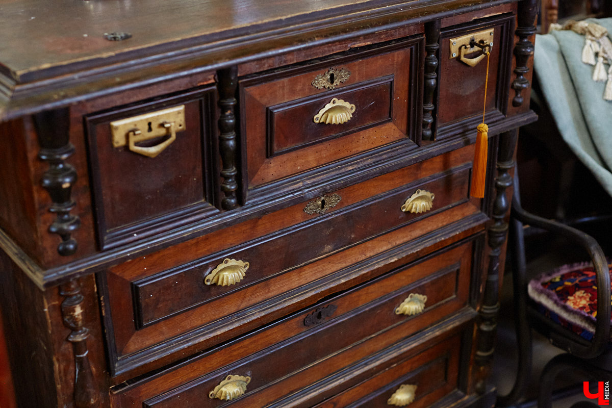 Маргарита Зинова возвращает к жизни старинные вещи. Это касается как мебели, так и элементов интерьера. Чудеса реставрации происходят в ее мастерской. «Ключ-Медиа» открыл для себя эту сокровищницу в 2023 году, и с тех пор там многое изменилось. Коллекция пополнилась новыми интересными раритетами, а еще их стало больше