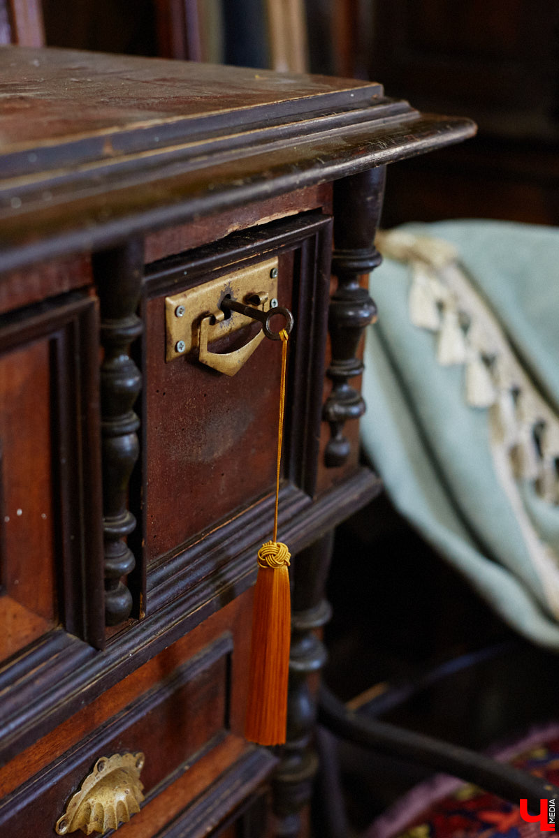 Маргарита Зинова возвращает к жизни старинные вещи. Это касается как мебели, так и элементов интерьера. Чудеса реставрации происходят в ее мастерской. «Ключ-Медиа» открыл для себя эту сокровищницу в 2023 году, и с тех пор там многое изменилось. Коллекция пополнилась новыми интересными раритетами, а еще их стало больше