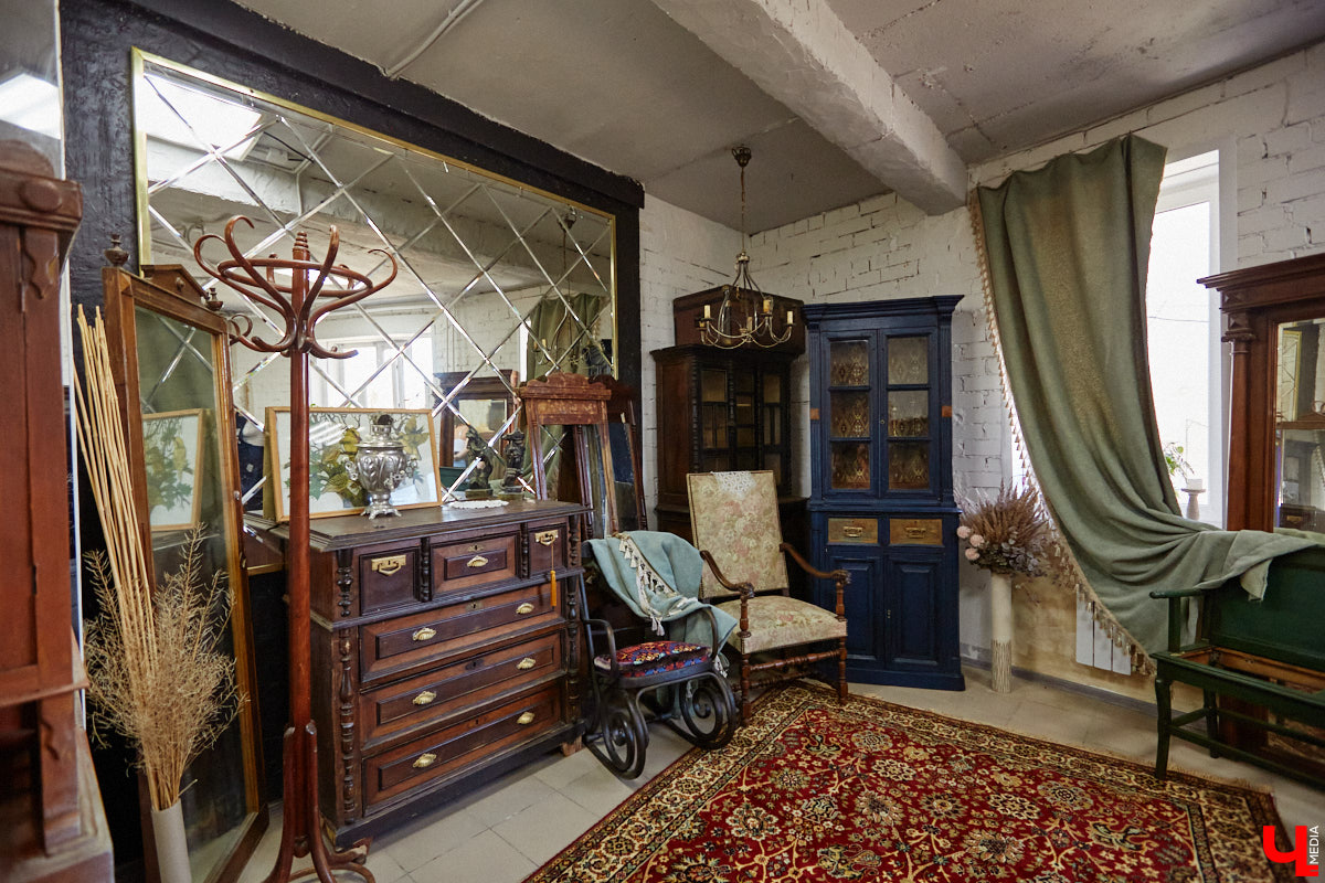 Маргарита Зинова возвращает к жизни старинные вещи. Это касается как мебели, так и элементов интерьера. Чудеса реставрации происходят в ее мастерской. «Ключ-Медиа» открыл для себя эту сокровищницу в 2023 году, и с тех пор там многое изменилось. Коллекция пополнилась новыми интересными раритетами, а еще их стало больше