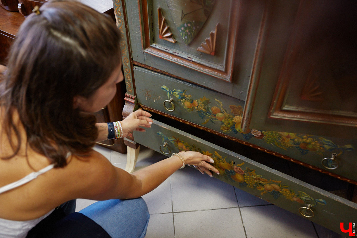 Маргарита Зинова возвращает к жизни старинные вещи. Это касается как мебели, так и элементов интерьера. Чудеса реставрации происходят в ее мастерской. «Ключ-Медиа» открыл для себя эту сокровищницу в 2023 году, и с тех пор там многое изменилось. Коллекция пополнилась новыми интересными раритетами, а еще их стало больше